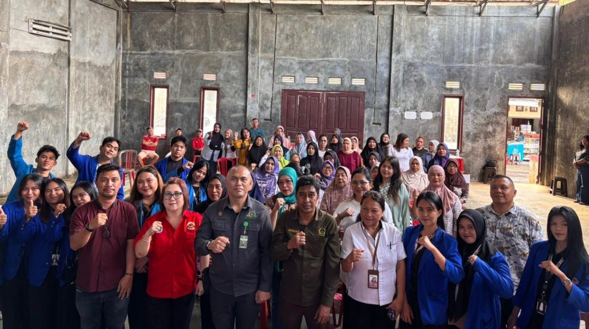 Kejati Sulawesi Utara melalui Seksi Penerangan Hukum Bidang Intelijen melaksanakan kegiatan penyuluhan hukum di Kelurahan Kampung Jawa, Kota Tomohon, Rabu (5/11/2025).