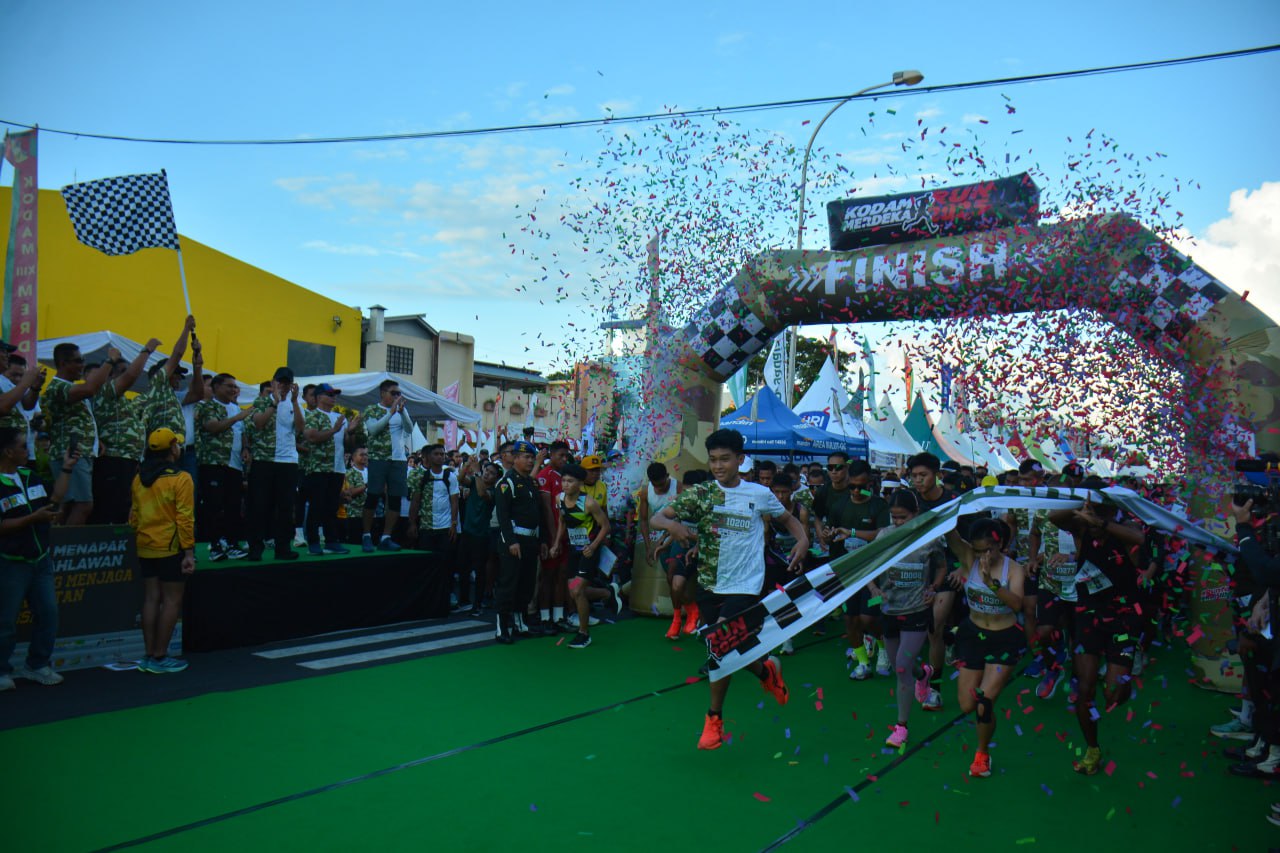 Kodam XIII/Merdeka Kawasan Megamas Manado, Sabtu 8 November 2025 pagi, berubah menjadi lautan manusia.