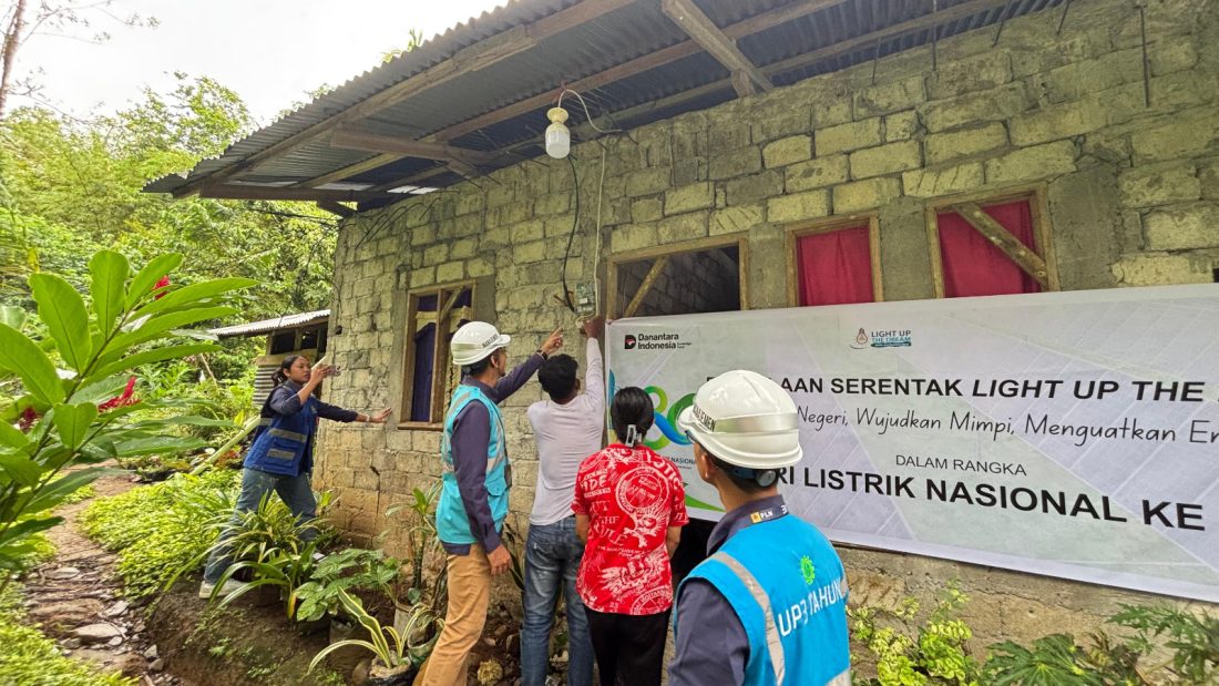 PT PLN (Persero) Unit Induk Distribusi Sulawesi Utara, Sulawesi Tengah, dan Gorontalo (PLN UID Suluttenggo) menyalakan harapan bagi 165 keluarga pra-sejahtera melalui program sosial Light Up The Dream (LUTD),