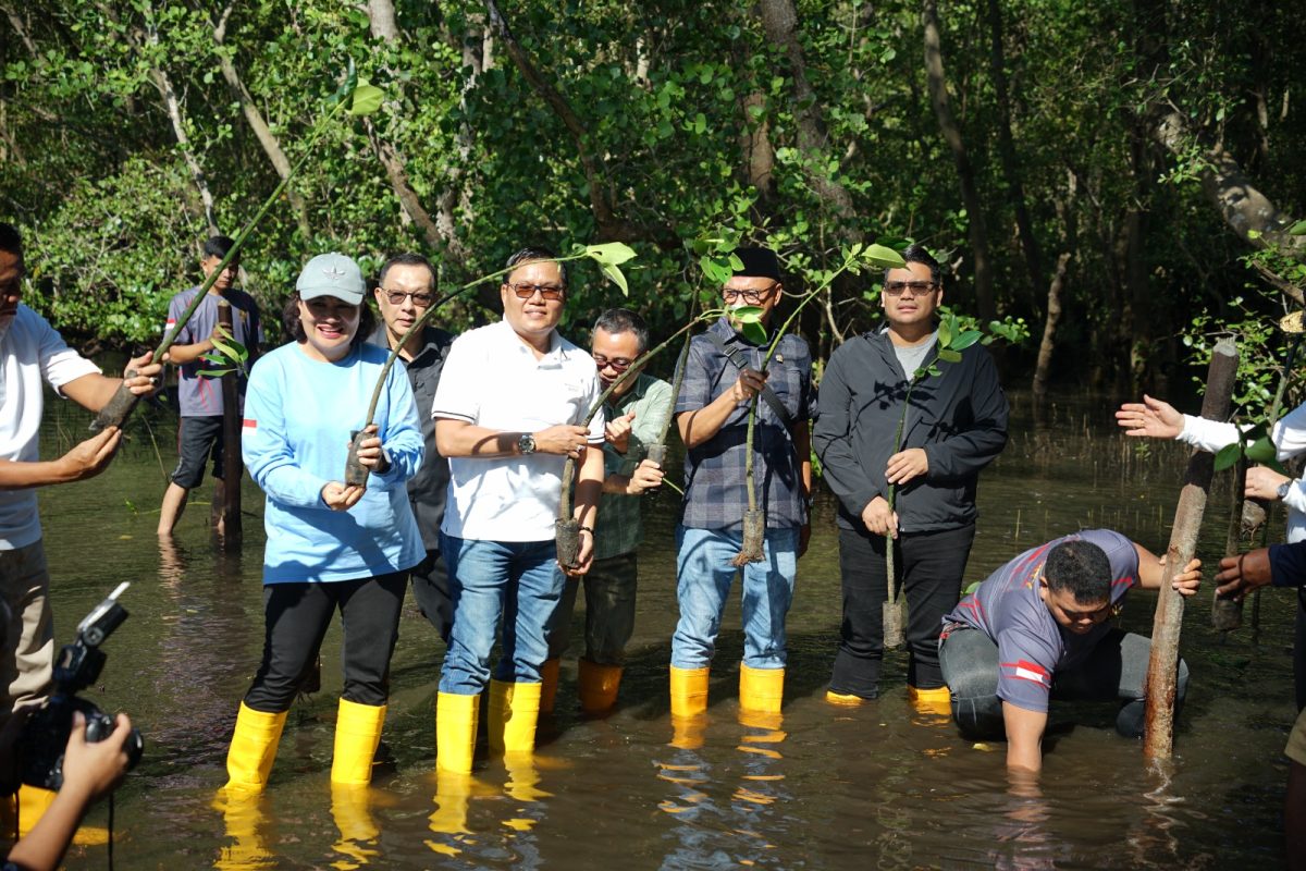 Kepala Kantor Wilayah Kementerian Hukum Sulawesi Utara, Kurniaman Telaumbanua, bersama Kepala Divisi Pelayanan Hukum, Marsono, turut ambil bagian dalam kegiatan penanaman mangrove di kawasan pesisir Luley, Manado.
