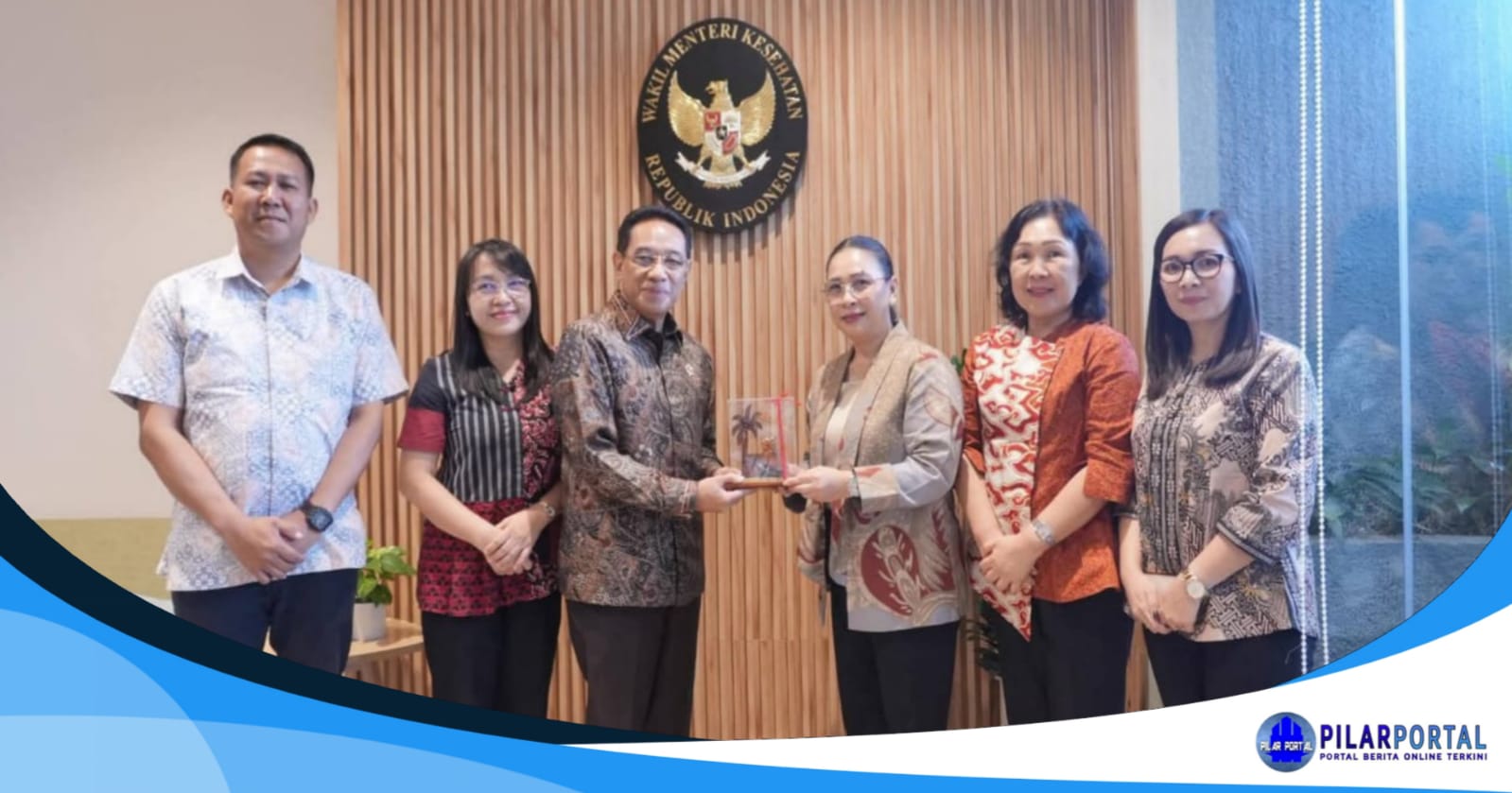Wakil Bupati Minahasa, Vanda Sarundajang, SS, melakukan audiensi dengan Wakil Menteri Kesehatan RI, dr. Benjamin Paulus Octavianus, Sp.P, FISR, untuk membahas rencana pembangunan RSUD Dr. Sam Ratulangi Tondano. Pertemuan berlangsung di Kantor Kementerian Kesehatan RI, Jumat (12/12/25).