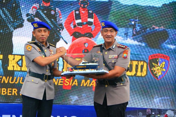 Polda Sulawesi Utara memperingati Hari Ulang Tahun ke-75 Korps Polairud dengan kegiatan sederhana namun penuh makna di kawasan Megamas Manado, Senin (1/12/2025).