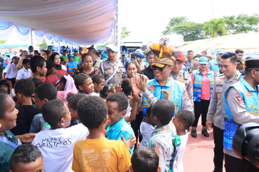 Wakapolri Komjen Pol Prof. Dr. Dedi Prasetyo bersama Kapolda Papua melanjutkan agenda dengan meninjau sejumlah kegiatan sosial dan pemberdayaan ekonomi masyarakat yang digelar di area kegiatan.