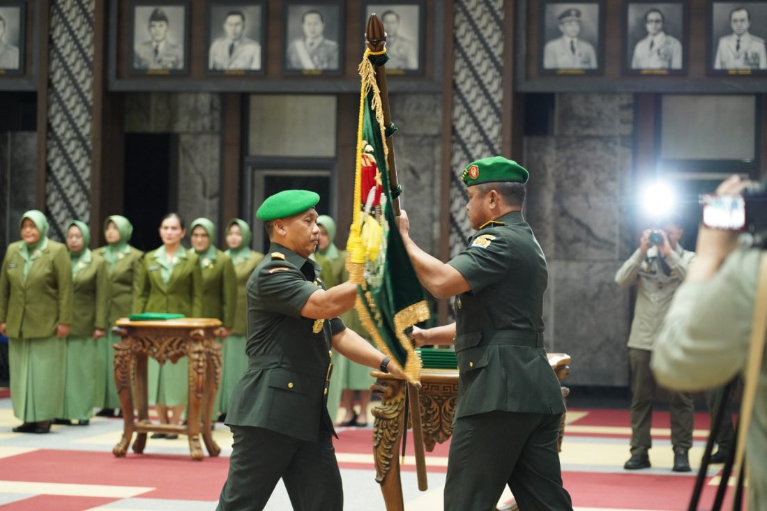 Kepala Staf Angkatan Darat (Kasad) Jenderal TNI Maruli Simanjuntak, M.Sc., menetapkan Mayjen TNI Mirza Agus, S.I.P., sebagai Pangdam XIII/Merdeka menggantikan Mayjen TNI Suhardi, di Markas Besar Angkatan Darat, Jakarta, Kamis 11 Desember 2025.