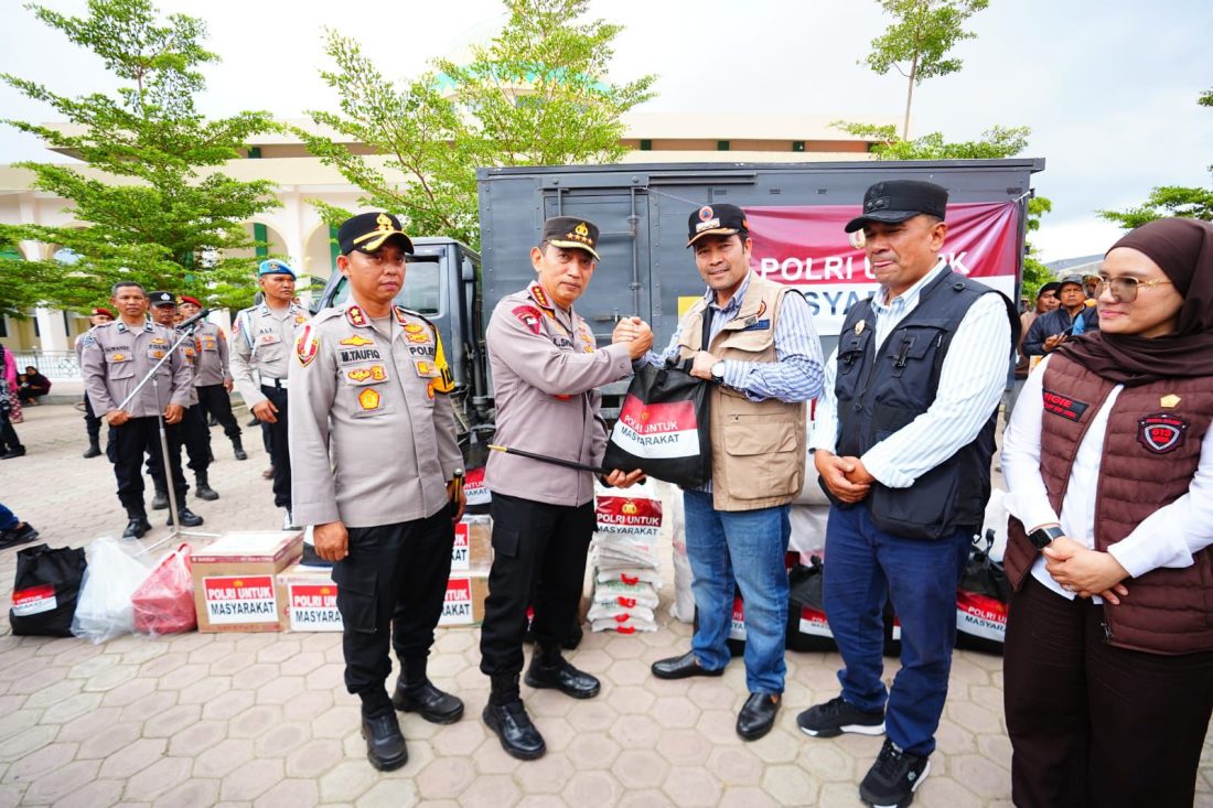 Kapolri Jenderal Listyo Sigit Prabowo meninjau langsung lokasi pengungsian korban bencana alam di Masjid Besar Al-Abrar, Takengon, Aceh Tengah, Kamis (11/12/2025).