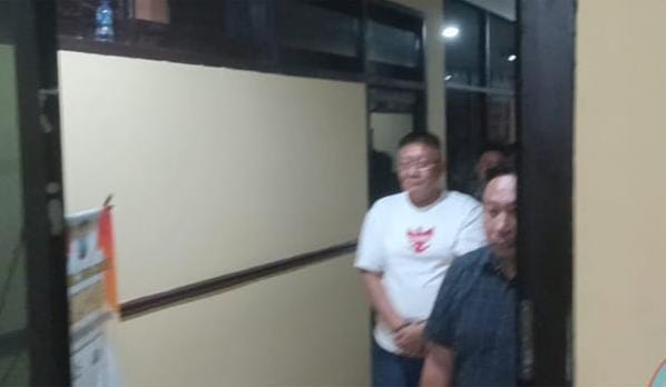 Anggota DPRD Kabupaten Kepulauan Sangihe berinisial FS resmi ditahan Polda Sulawesi Utara terkait dugaan pengancaman dan perusakan kaca mobil milik warga.(Foto Eboy)