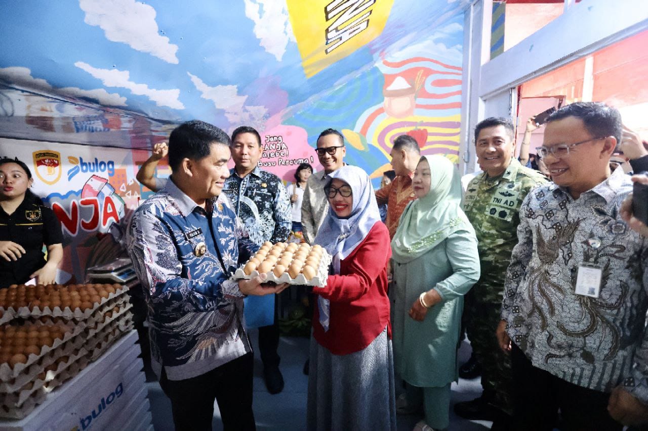 Kasdam XIII/Merdeka Brigjen TNI Yustinus Nono Yulianto menghadiri Launching Kios TPID (Tim Pengendalian Inflasi Daerah) sekaligus melakukan inspeksi harga kebutuhan pokok di Pasar Bersehati Manado, Jumat 12 Desember 2025.