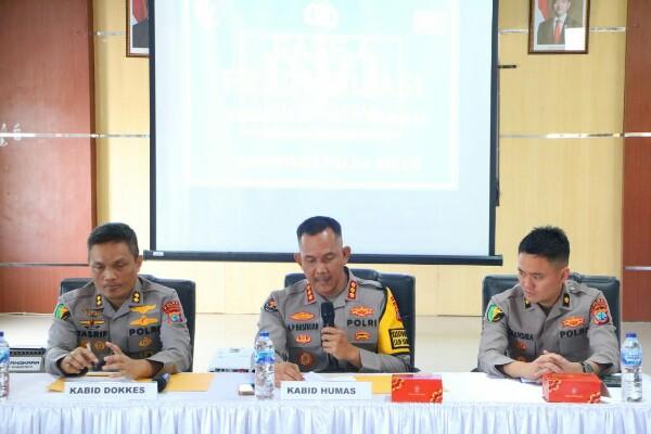 Konferensi pers di RS Bhayangkara Tingkat III Manado, Selasa (30/12/2025), yang dipimpin oleh Kabid Humas Polda Sulut Kombes Pol Alamsyah P. Hasibuan, didampingi Kabid Dokkes Polda Sulut AKBP dr. Tasrif serta Kepala RS Bhayangkara Tingkat III Manado.