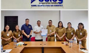 Plt. Kadis Pangan Kabupaten Minahasa Agustivo Tumundo, SE, MSi dan Kakanwil Perum BULOG SulutGo Ermin Tora yang didampingi oleh Manajemen Operasional BULOG Maradona Singal.