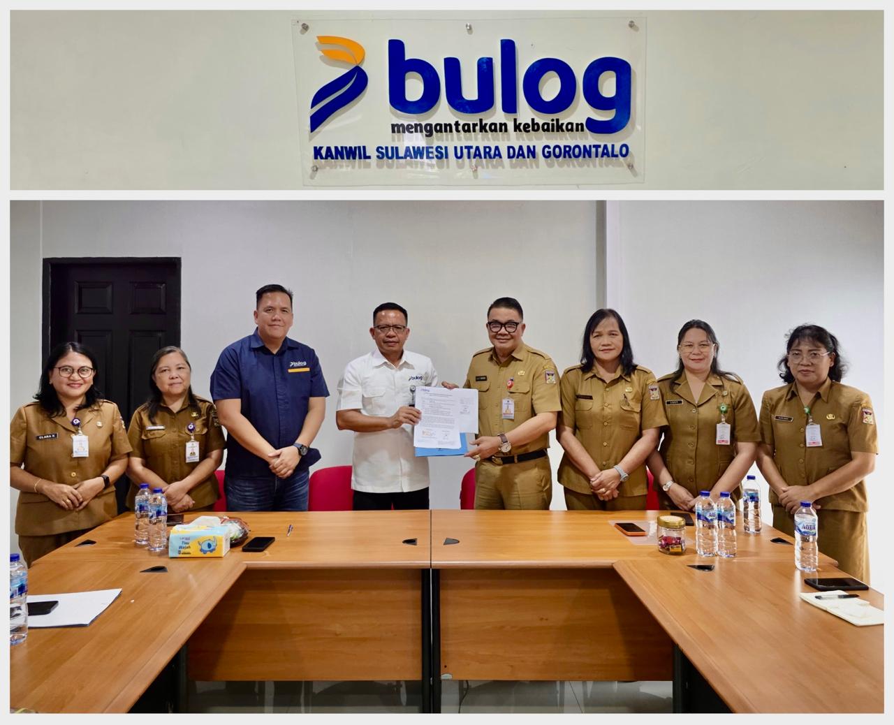 Plt. Kadis Pangan Kabupaten Minahasa Agustivo Tumundo, SE, MSi dan Kakanwil Perum BULOG SulutGo Ermin Tora yang didampingi oleh Manajemen Operasional BULOG Maradona Singal.