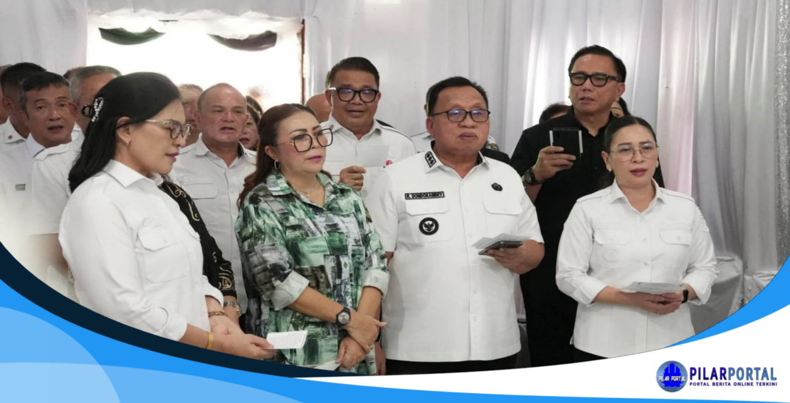 Bupati Minahasa Robby Dondokambey, SSi, MAP, dan Wakil Bupati Minahasa Vanda Sarundajang, SS, saat membawakan Puji-pujian bersama Jajaran Pemerintah Kabupaten (Pemkab) Minahasa. 