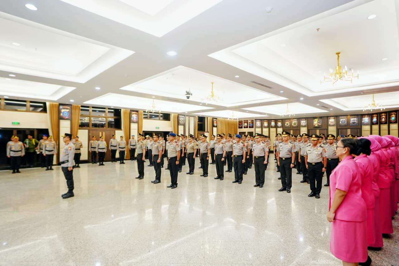 Kepolisian Negara Republik Indonesia (Polri) melaksanakan kenaikan pangkat bagi personel dari berbagai golongan, mulai Perwira Tinggi (Pati), Perwira Menengah, Perwira Pertama, hingga Bintara dan Tamtama.