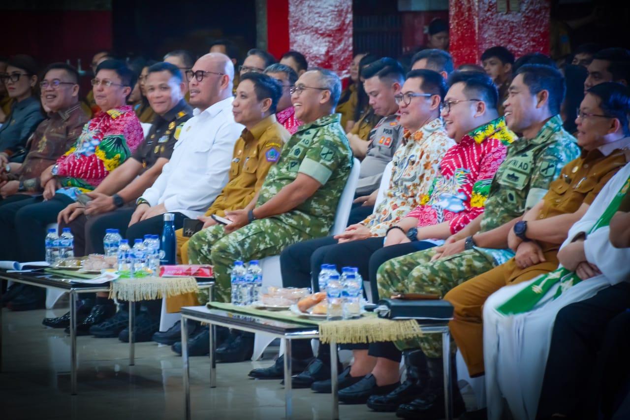 Pangdam XIII/Merdeka Mayjen TNI Mirza Agus, S.I.P., menghadiri Perayaan Natal dan Tahun Baru yang digelar di Pendopo Kantor Bupati Minahasa Utara, Airmadidi, Sulawesi Utara, Selasa (13/1/2026).