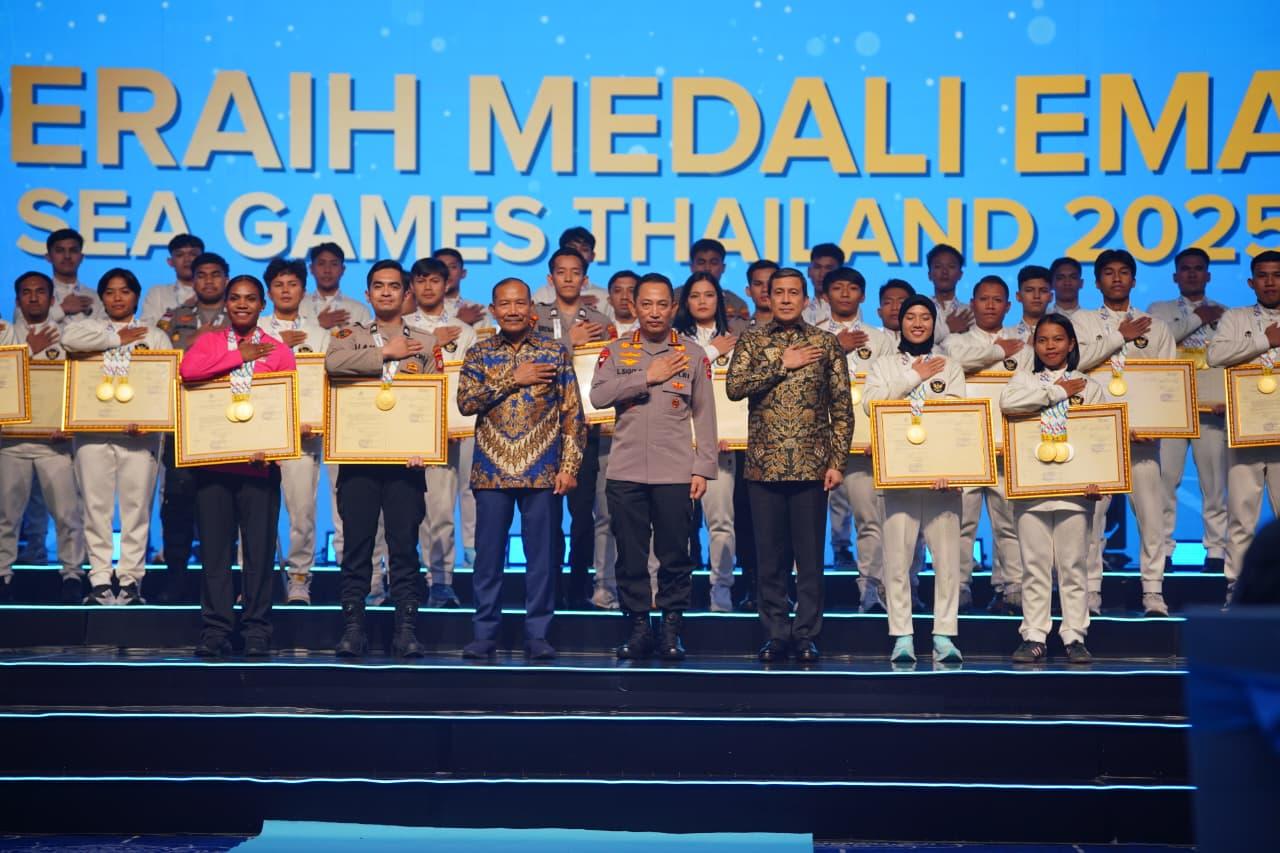 Kapolri Jenderal Polisi Listyo Sigit Prabowo memberikan apresiasi dan reward kepada atlet Polri yang berhasil meraih prestasi pada ajang SEA Games 2025.