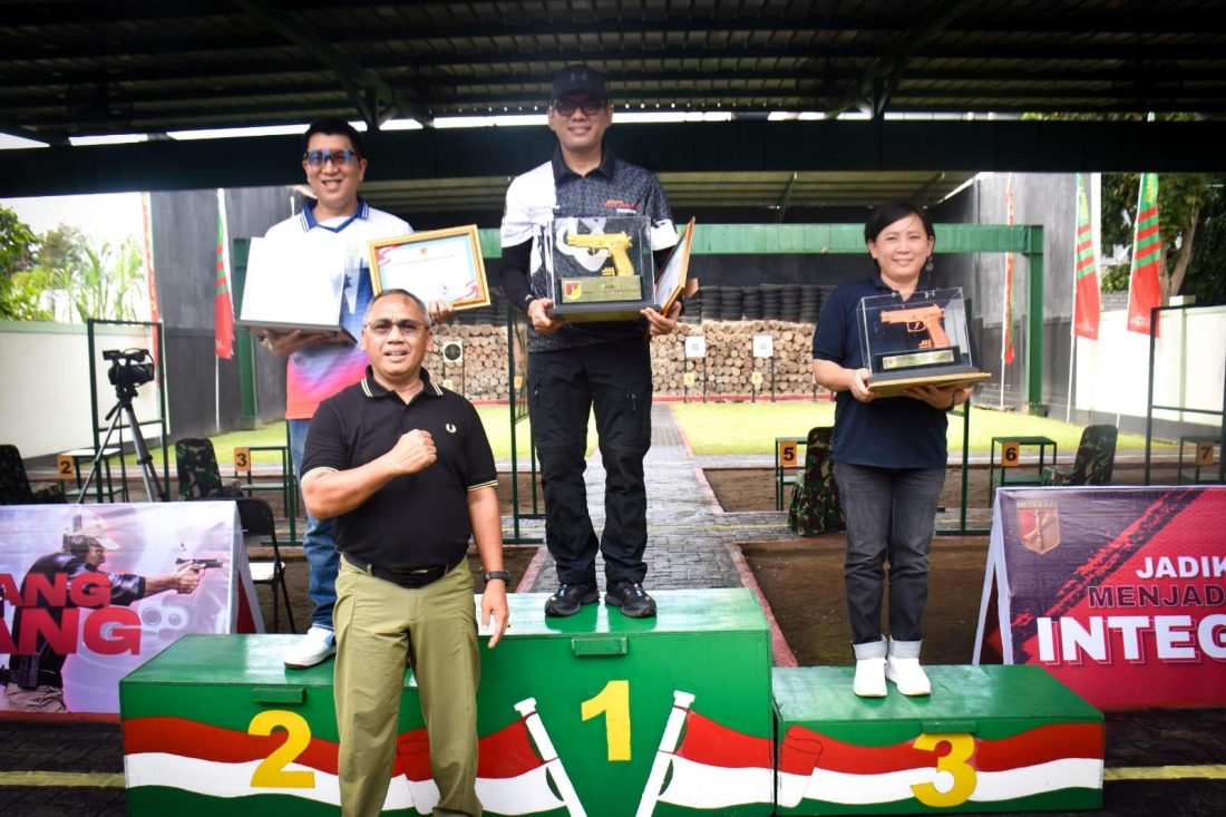 Pangdam XIII/Merdeka Mayjen TNI Mirza Agus, S.I.P., melaksanakan kegiatan menembak pistol bersama unsur Forum Koordinasi Pimpinan Daerah (Forkopimda) Provinsi Sulawesi Utara di Lapangan Tembak Pierre Tendean Makodam XIII/Merdeka, Sabtu (17/1/2026).