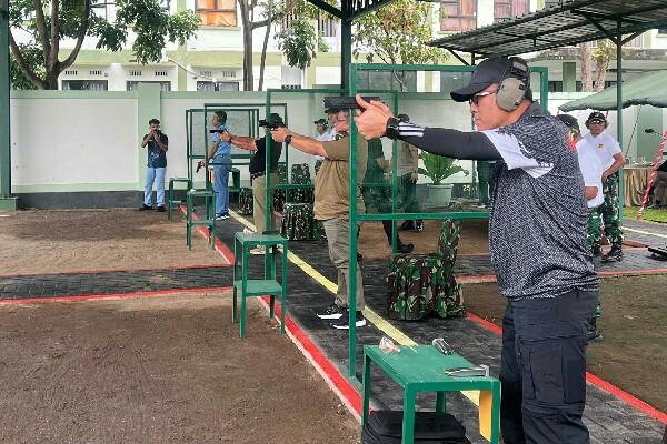 Wakapolda Sulut Brigjen Pol Awi Setiyono menghadiri lomba menembak pistol yang diselenggarakan Kodam XIII/Merdeka di Lapangan Tembak Pistol Pierre Tendean, Makodam XIII/Merdeka, Sabtu pagi (17/1/2026).