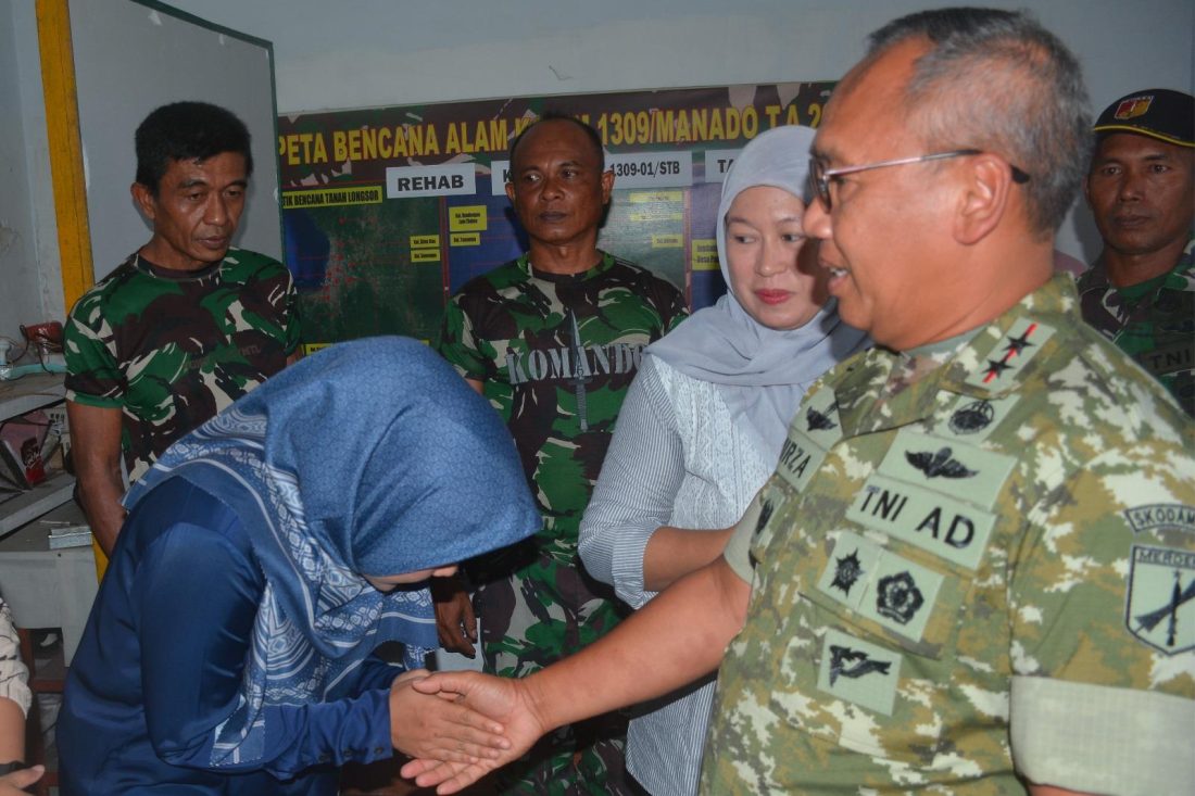 Pangdam XIII/Merdeka Mayjen TNI Mirza Agus, S.I.P., melakukan kunjungan kerja ke Koramil 1309-01/STB yang membawahi wilayah Sindulang, Tuminting, dan Bunaken, Kota Manado, Senin (19/1/2026).