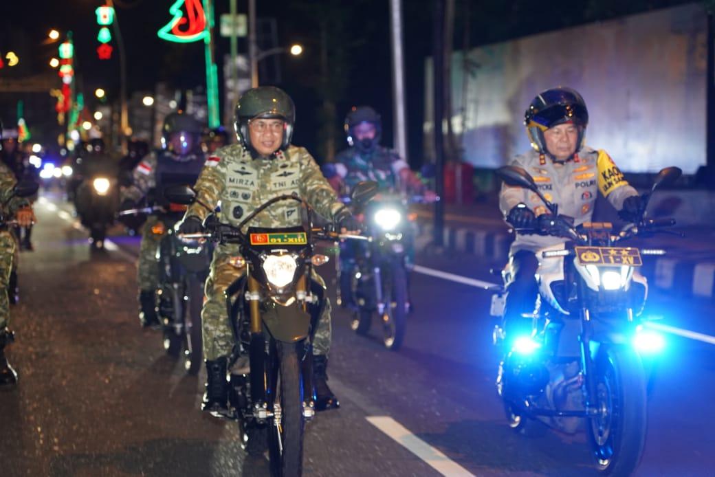 Pangdam Mayjen TNI Mirza Agus, S.I.P., bersama Kapolda Sulawesi Utara Irjen Pol Roycke Harry Langie melaksanakan patroli pengamanan malam pergantian Tahun Baru 2026 di Kota Manado.