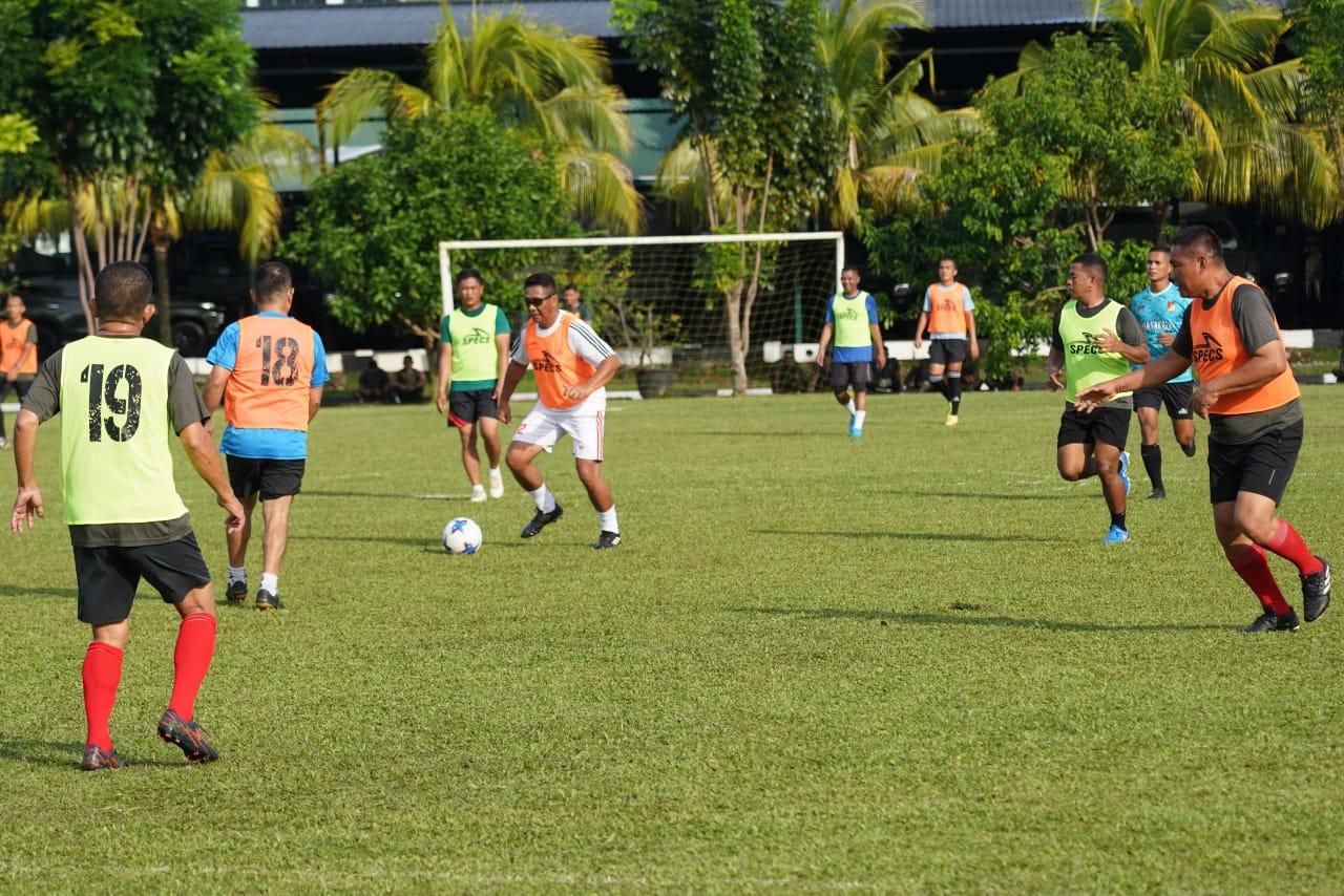 Brigjen TNI Yustinus Nono Yulianto Kasdam XIII/Merdeka Brigadir Jenderal TNI Yustinus Nono Yulianto melaksanakan olahraga bersama berupa pertandingan sepak bola dengan para Perwira Menengah (Pamen) dan prajurit Makodam XIII/Merdeka di lapangan sepak bola Makodam XIII/Merdeka, Manado, Jumat (23/1/2026).