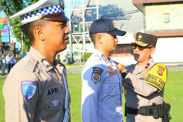 Wakil Kepala Polda Sulut, Brigjen Pol Awi Setiyono memimpin apel Operasi Keselamatan Samrat 2026 yang diawali dengan apel gelar pasukan di Lapangan Presisi Mapolda Sulut, Senin (2/2/2026) pagi.