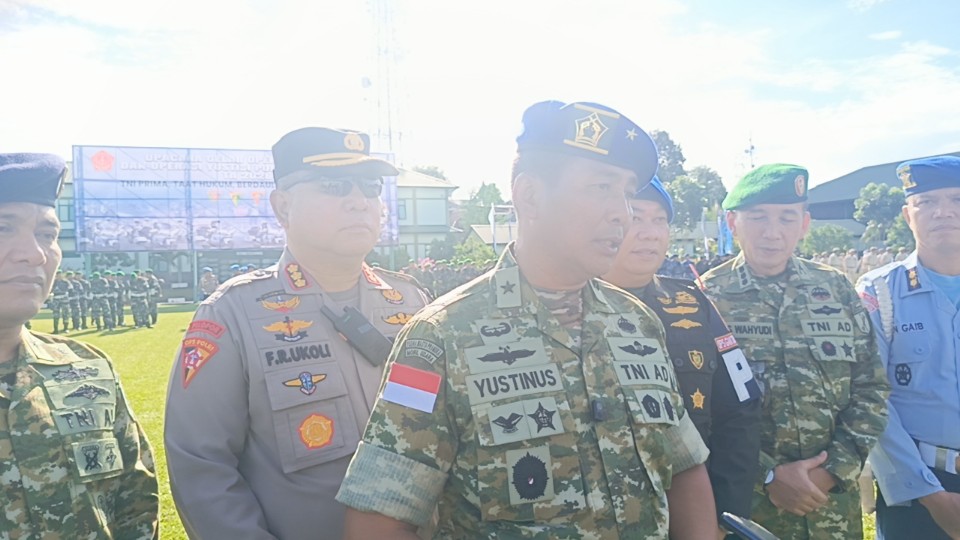 Kasdam XIII/Merdeka Brigjen TNI Yustinus Nono Yulianto saat diwawancarai