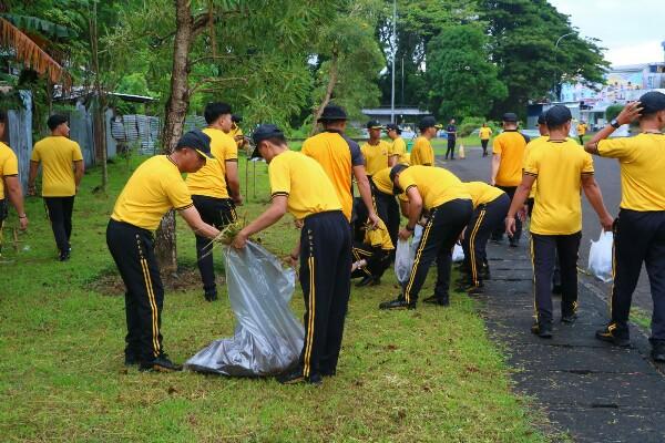Polda Sulawesi Utara kembali menunjukkan komitmennya terhadap pelestarian lingkungan dengan menggelar aksi kerja bakti massal di kawasan pesisir Pantai Megamas, Manado, Jumat (20/2/2026) pagi.