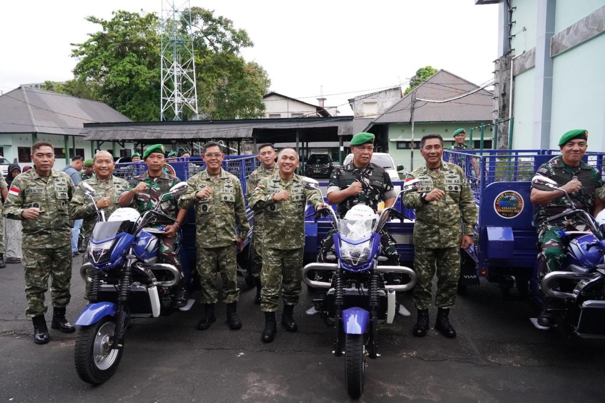 Pangdam XIII/Merdeka, Mirza Agus, menyerahkan tiga unit kendaraan roda tiga jenis Viar kepada Denma Korem 131/Stg, Koramil 1302-09/Langowan, dan Koramil 1309-01/STB.