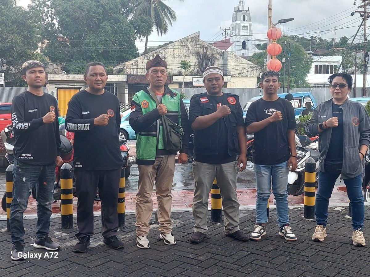 Ketua Tekab Sulut, Ali Akbar Lidjali bersama Tim