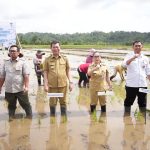 Wakil Bupati Minahasa, Vanda Sarundajang, mendampingi Wakil Gubernur Sulawesi Utara, Dr. Victor Mailangkay, SH, MH,