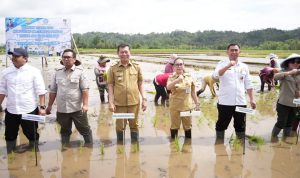Wakil Bupati Minahasa, Vanda Sarundajang, mendampingi Wakil Gubernur Sulawesi Utara, Dr. Victor Mailangkay, SH, MH,