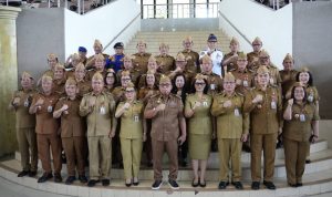 Pemerintah Kabupaten Minahasa melaksanakan apel kerja di Gedung Wale Ne Tou, Tondano, Senin, (30/3/2026).