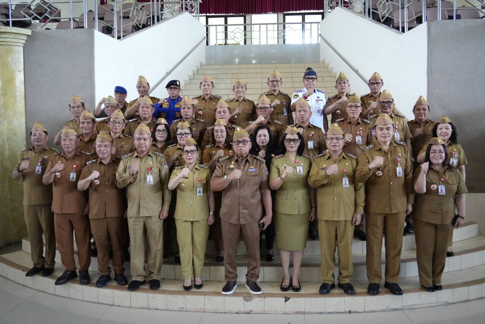 Pemerintah Kabupaten Minahasa melaksanakan apel kerja di Gedung Wale Ne Tou, Tondano, Senin, (30/3/2026).