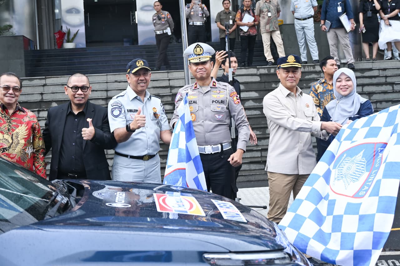 Jasa Raharja turut berpartisipasi dalam kegiatan Pelepasan Tim Ekspedisi Elshinta Jelang Mudik Lebaran 2026 yang diselenggarakan pada Kamis (6/3/2026) di Gedung Korlantas Polri, Jakarta.