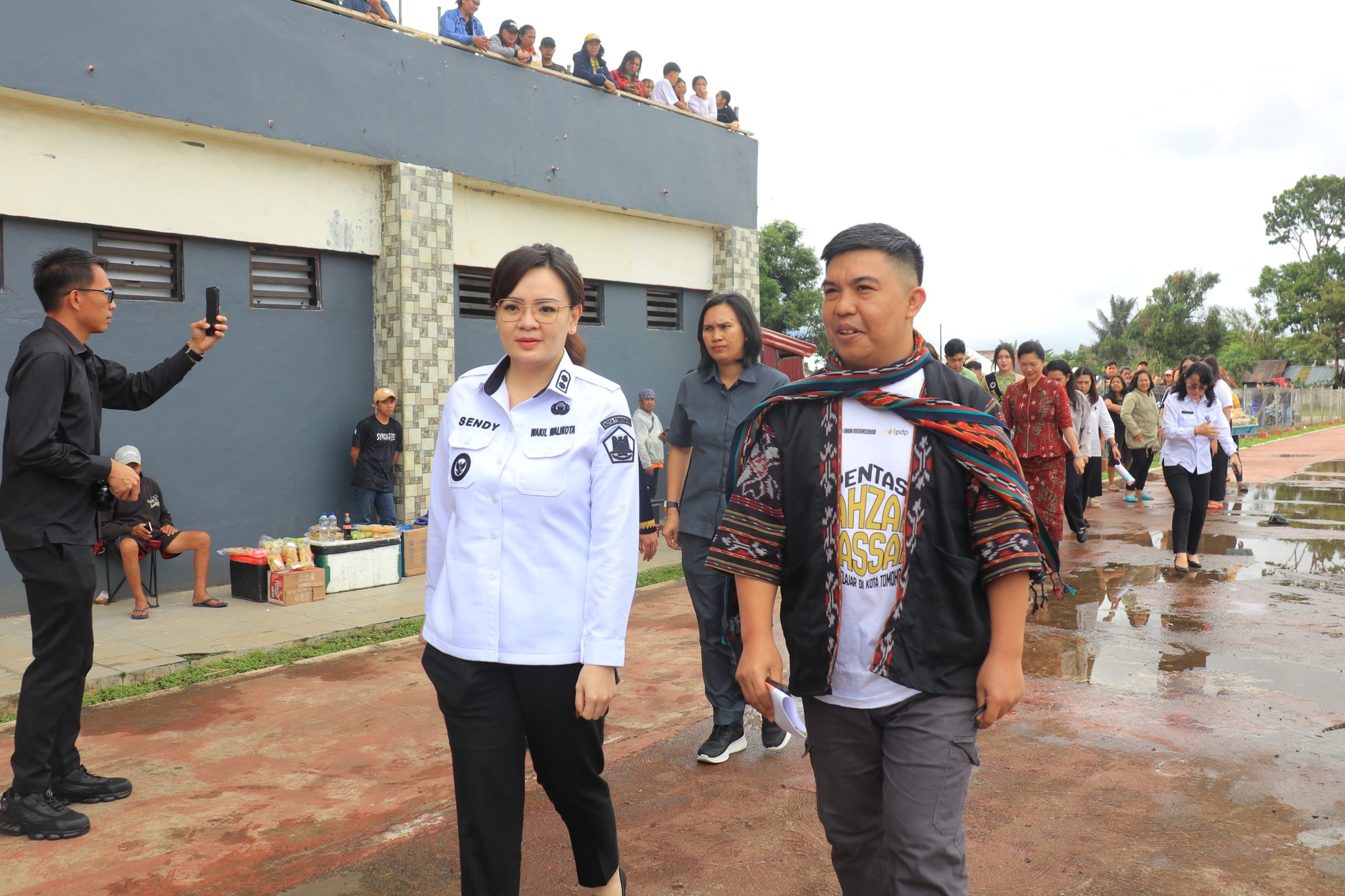 Foto Dok: (kanan) Ketua Panitia kegiatan, Armando Loho, bersama Wakil Wali Kota Tomohon Sendy G. A. Rumajar. 