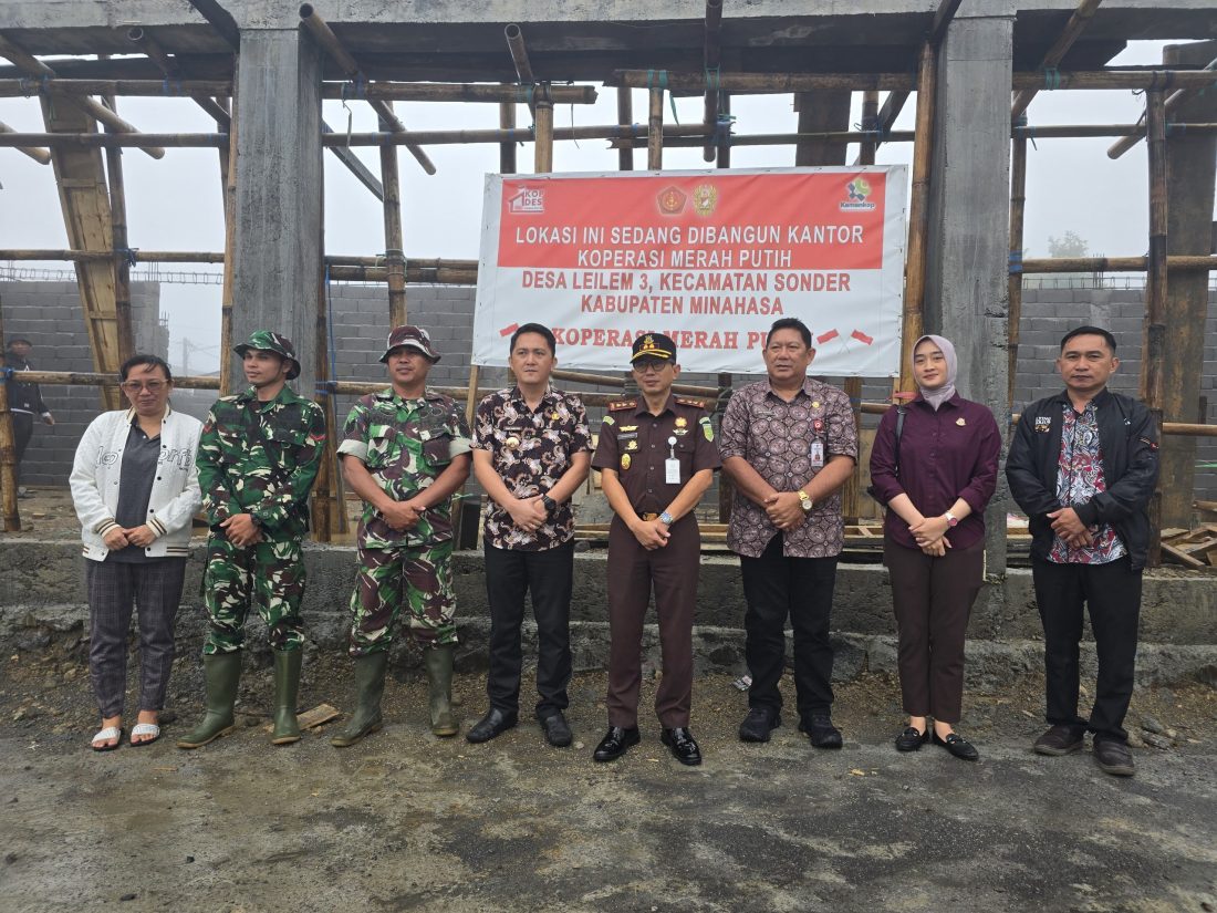 Foto Dok: (Dari Kanan) Hukum Tua Desa Leilem Tiga, Johnly Tamuntuan, Kepala Dinas Koperasi dan UKM Minahasa, Siby S. Sengke, S.Sos MAP. Kepala Kejaksaan Negeri (Kajari) Minahasa, Rama Eka Darma, SH MH, Camat Sonder, Dianny A. Dien SSTP. 