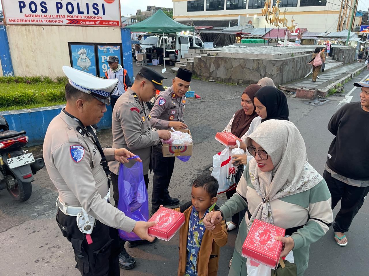 Personel Satuan Lalu Lintas (Sat Lantas) Polres Tomohon melaksanakan aksi simpatik di tengah bulan suci Ramadan dengan membagikan paket takjil gratis kepada masyarakat dan pengguna jalan.