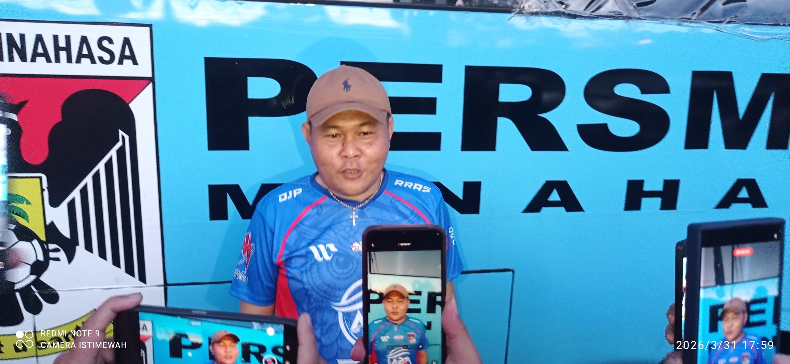 Foto Gam: Manajer Persmin Minahasa, Richo Roring saat diwawancarai media usai pertandingan. 