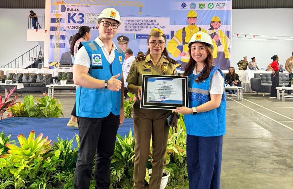 PT PLN (Persero) Unit Pelaksana Pengatur Distribusi (UP2D) Suluttenggo kembali menegaskan komitmennya terhadap keselamatan dan kesehatan kerja (K3) dengan meraih Penghargaan Sistem Manajemen Keselamatan dan Kesehatan Kerja (SMK3) dari Pemerintah Provinsi Sulawesi Utara