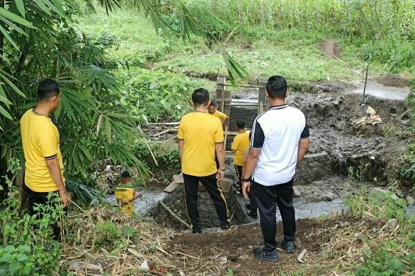 Polres Kotamobagu  membangun jembatan penyeberangan bernama Jembatan Motabi di atas alur Sungai Batu Bogani, Kelurahan Biga, Kecamatan Kotamobagu Utara.