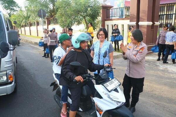 Polwan Polda Sulut turun langsung ke jalan untuk membagikan paket takjil gratis kepada para pengendara dan masyarakat yang melintas.