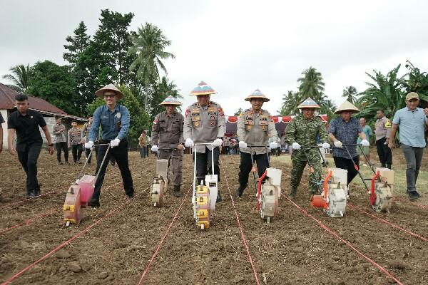 Polda Sulawesi Utara melaksanakan penanaman jagung raya secara serentak pada Sabtu (7/3/2026)