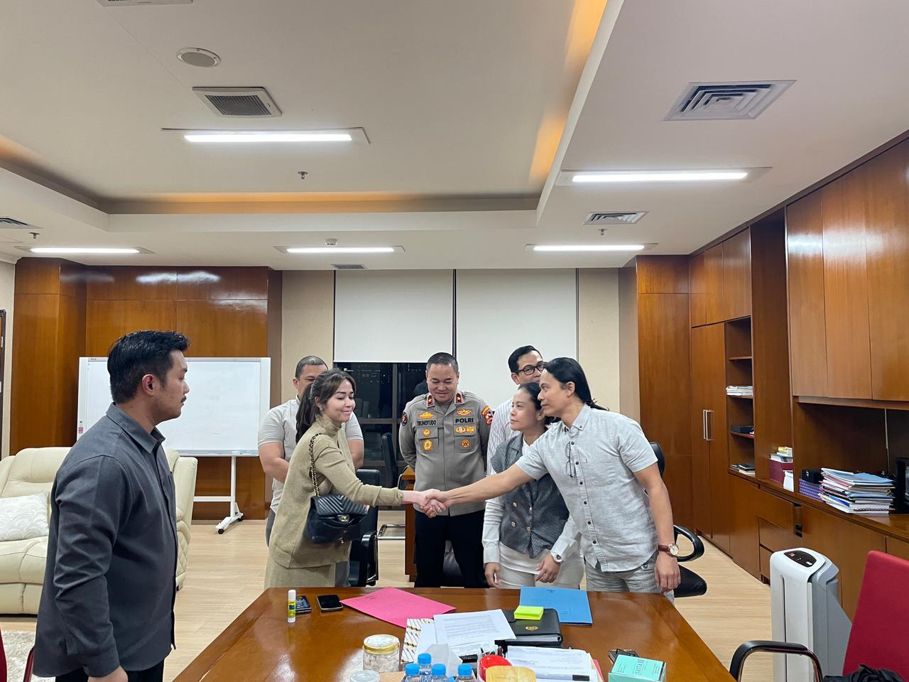 Bareskrim Polri melalui Biro Pengawasan Penyidikan (Wassidik) memfasilitasi proses mediasi antara para pihak yang terlibat dalam perkara yang melibatkan N.O dan Z.K. Mediasi tersebut berlangsung di Kantor Bareskrim Polri pada Minggu (8/3/2026).