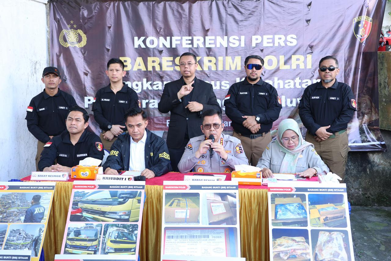 Bareskrim Polri mengungkap kasus dugaan pelanggaran perlindungan konsumen dan pangan terkait peredaran daging domba impor kedaluwarsa di wilayah Tangerang, Banten.