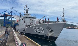 Kodaeral VIII menyambut kedatangan KRI Nala-363