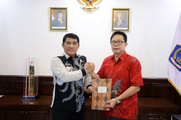 Gubernur Sulawesi Utara Yulius Selvanus {kiri) bersama Ketua FKDM Stefi Sumampouw