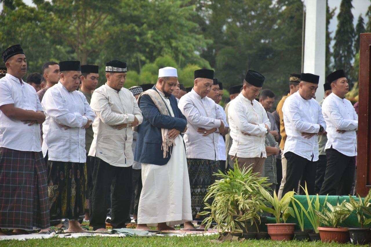 Kodam XIII/Merdeka menggelar Salat Idul Fitri 1447 Hijriah secara berjamaah bersama prajurit, Aparatur Sipil Negara (ASN), dan masyarakat Kota Manado di Lapangan Makodam XIII/Merdeka, Sabtu (21/3/2026).