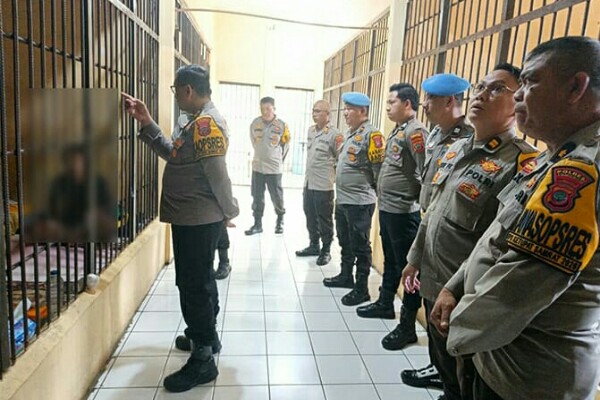 Kapolres Tomohon, Nur Kholis, melakukan inspeksi mendadak (sidak) di Rumah Tahanan (Rutan) Mapolres Tomohon, Rabu (18/3/2026) siang.