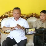 Bupati Sigi, Mohamad Rizal Intjenae didampingi Kadis Kominfo, Samsir dalam wawancara Kompas TV di kediamannya di Desa Kotapulu, Kecamatan Dolo. FOTO: ISTIMEWA