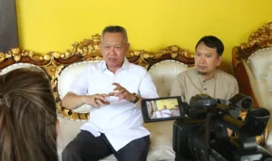 Paskah Nasional 2026 Bupati Sigi, Mohamad Rizal Intjenae didampingi Kadis Kominfo, Samsir dalam wawancara Kompas TV di kediamannya di Desa Kotapulu, Kecamatan Dolo. FOTO: ISTIMEWA