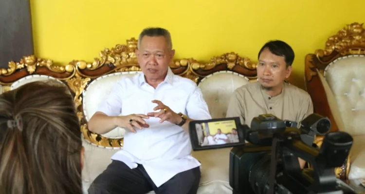 Paskah Nasional 2026 Bupati Sigi, Mohamad Rizal Intjenae didampingi Kadis Kominfo, Samsir dalam wawancara Kompas TV di kediamannya di Desa Kotapulu, Kecamatan Dolo. FOTO: ISTIMEWA